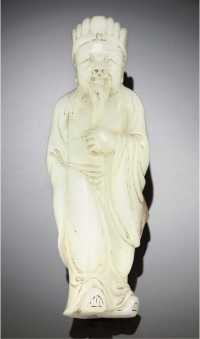 19th/20th century A white and russet jade carving of a bearded scholar